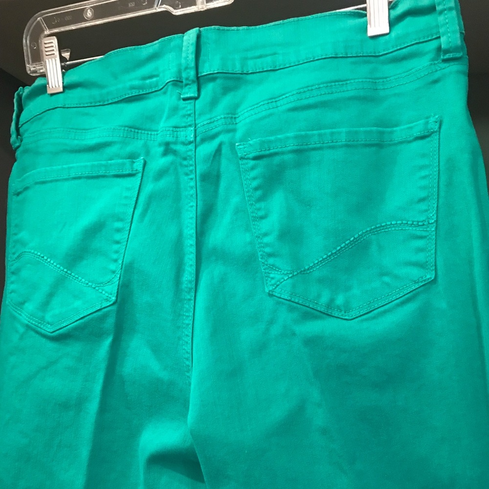 NYDJ beautiful green cropped and cuffed jeans.